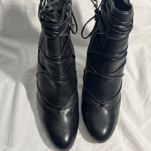 Vince Camuto Black Napa Leather Chenai Laced Ankle Booties Size 8.5M - Picture 6 of 7